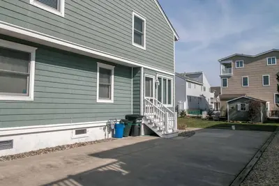 Image de Bright and sunny, this centrally located unit is perfect for your family vacation!