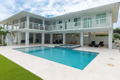 Image de Sunset Point | Luxury 5 bdrm w pool, jacuzzi and X