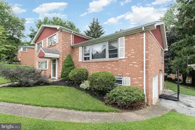 Image de 4-bedroom house in welcoming East York with WiFi, Ac