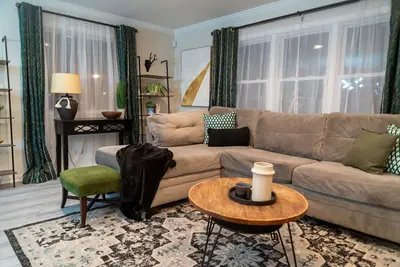 Image de Newly Renovated 3 Bed, 2 Bath Split Level Home in Catonsville