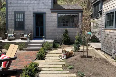Image de Cape Cod cottage nestled on historic Bangs Street