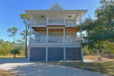 Image de Ony's Outpost, BayView, Community Pool, Beach Access!