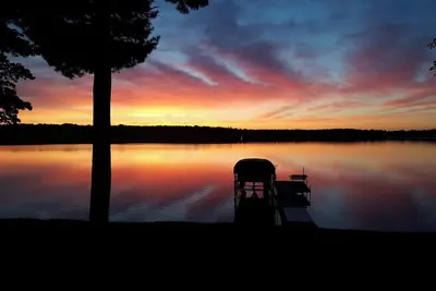 Image de 3br-2. 5ba Lakeside Cabin Charmer with Gourmet Kitchen & Modern-Lux amenities