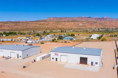 Image de 4, 000 sq. ft. Jeep Shop Man Cave with Luxury Trailer