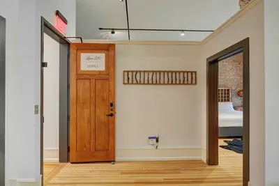 Image de Luxe 220, Unit 2 - Front Street Suite, Managed by BlueStar Real Estate