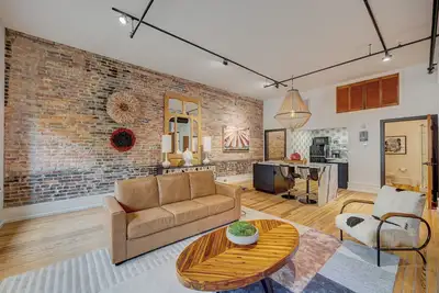 Image de Luxe 220, Unit 5 - Adjacent City View Suites, Managed by BlueStar Real Estate