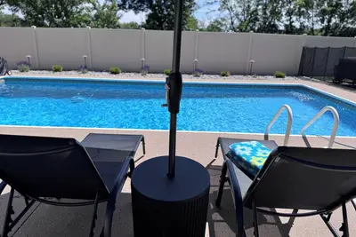 Image de Mid-century Modern 3-bedroom house near Lake Jacomo in Blue Springs with pool