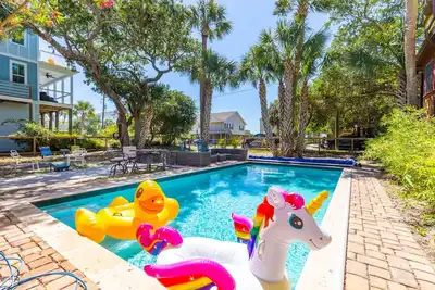 Image de Coastal dog-friendly home with pool, ocean views & fenced yard