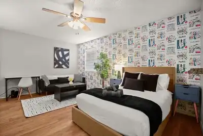 Image de Cozy Brentwood Smart Suite! |15 Min to 6th!