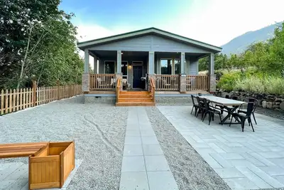 Image de Charming Family Retreat – Just Steps from the Water's Edge