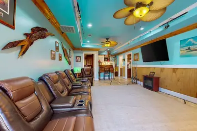 Image de This charming lodge is the ticket to comfort & convenience, everything you need!