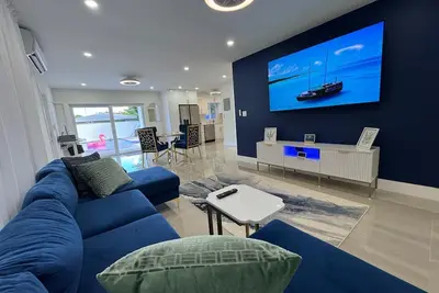 Image de Azure Dreams House Heated Pool Modern Design