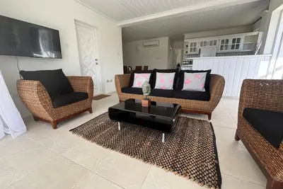 Coconut Grove Retreat: 2 Bedroom Apartment with view of Pool and Mullins Beach