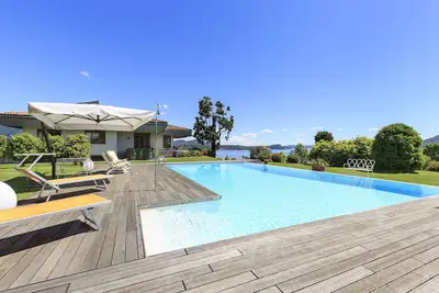 Image de Villa panoramique avec piscine et vue exceptionnelle sur le lac! - Villa Flora