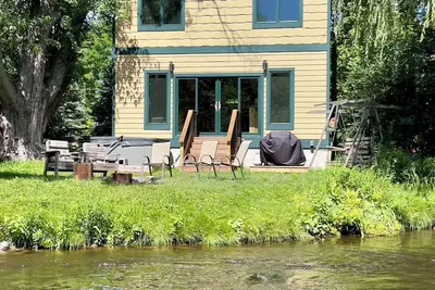 Image de River Falls Cottage 2br with loft Waterfront cottage with Hot tub Traverse City