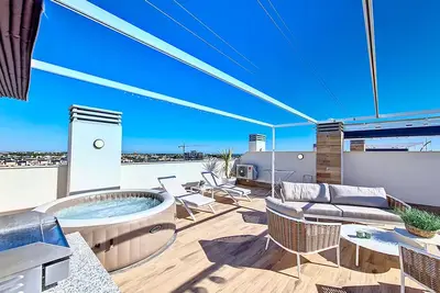 Image de Penthouse avec terrasse privée sur le toit avec jacuzzi