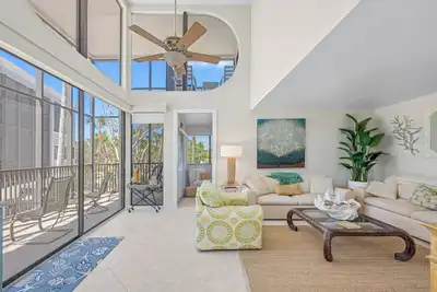 Image de Stunning 3-bedroom condo with high ceilings, beach access and pool!