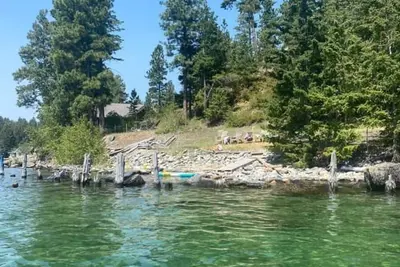 Spacious estate with 2 homes with 6 bedrooms and WiFi, Ac on Flathead Lake