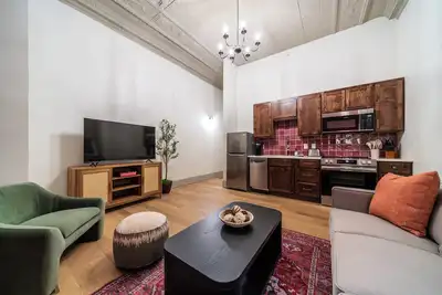 Image de The Scarlet Suite - Luxury 2-bedroom Apartment in Downtown Sedalia