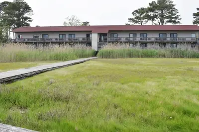 Assateague Inn #209 Cozy Efficiency Suite w/ Shared Pool, Crabbing Pier &  Wi-Fi