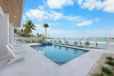 Image de P97 - Premier 5 bedroom, 3. 5 bath waterfront home with spectacular views of. . .