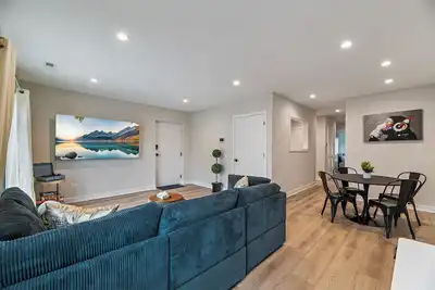 Image de Beautifully Renovated 2/2 with parking, in unit laundry, king bed, brand new!