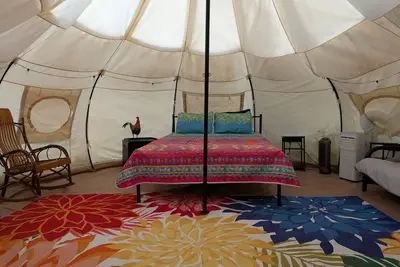 Image de Huge Heated Tent w\/King Bed on 175 Acre Farm