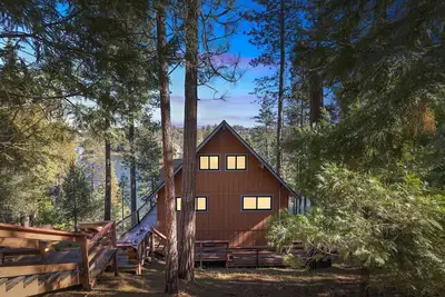 Image de New! Golden Peak Cabin (3-Bedroom Home) with Pool and Lake View by Yosemite Region Resorts