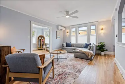 Image de 3br + Balcony + Workspace + Parking + 10Min Downtown