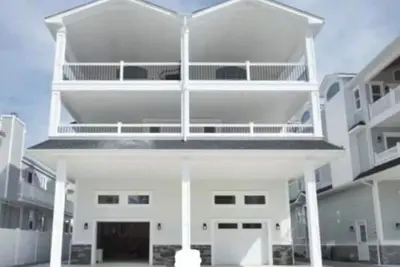 Image de Centrally located. Walking distance to everything. Elevator. 5 min walk to beach