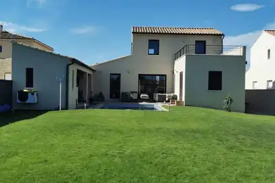 Image de Maison avec piscine et jardin, proche des Alpilles.