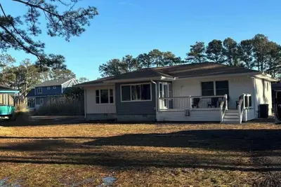 Misty Manor! Updated Cottage Near Beach! Water Access, Linens Included!