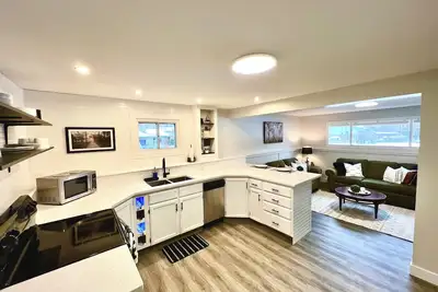 Image de 2 Bedroom Suite Near Hiking Trails!