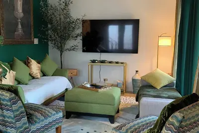 Image de Near O’Hare, King Bed, Spacious, Great Backyard, WiFi, Ac