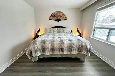 Image de Modern and Newly Renovated 4-bedroom 2 bathroom house with WiFi in Toronto