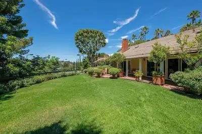 Image de 5bd Bel Air Farmhouse w/Tennis Court Pool &Spa