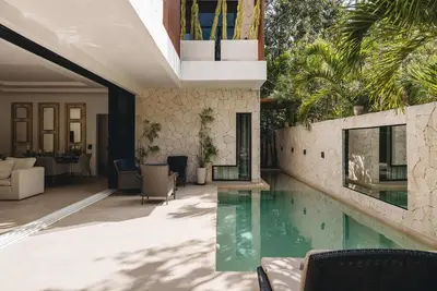 Image de Stylish 4-Bedroom Villa with Pool