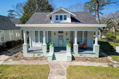 Image de Welcome to The Jungle! Spacious 1 bed, 1 bath Downtown Hattiesburg home!