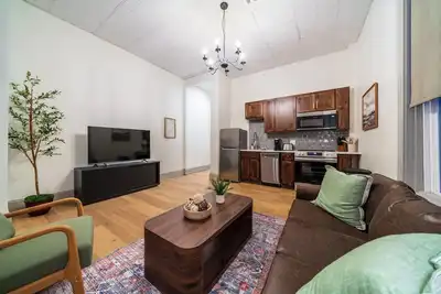 Image de The Library - Luxury 2-Bedroom Apartment in Downtown Sedalia