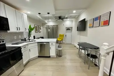 Lovely 3-bedroom townhome in Baltimore with WiFi