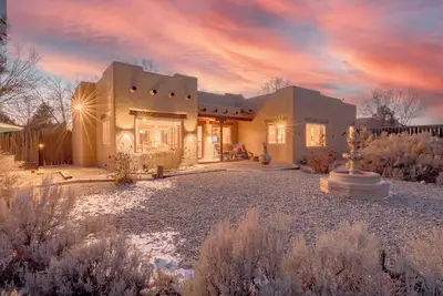 Image de Casa Panorama~ Stunning Views~ Kiva Fireplace~ Hot Tub~ 8 mins to Plaza!