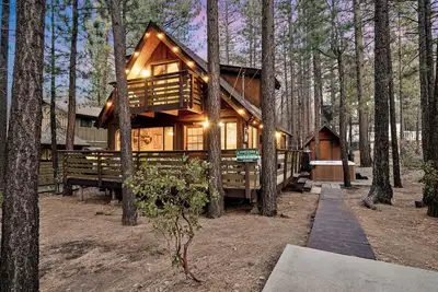 Image de Pineshire -Cozy 3-bedroom cabin in Big Bear Lake -Walk to Snow Summit -Hot Tub!