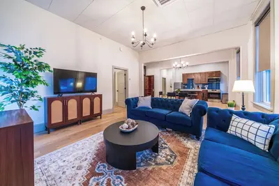 Image de The Conservatory Suite - Huge, Luxury 3-Bedroom Apartment in Downtown Sedalia