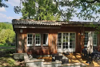 Image de Chalet Douillet à Saint-Cernin-de-l'Herm – Nature, Piscine Partagée & Séjour Relax pour 4 Pers
