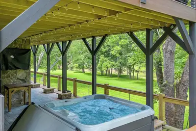 Image de Luxury Riverfront Retreat - Game Room + Hot Tub + Lounge & Bar + Chef's Kitchen