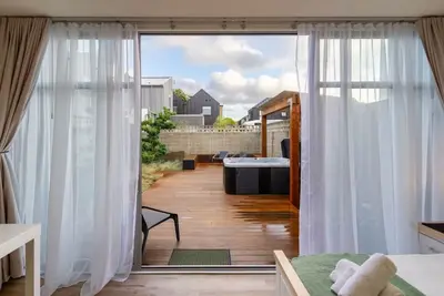 Image de Luxury studio with spa and private carpark
