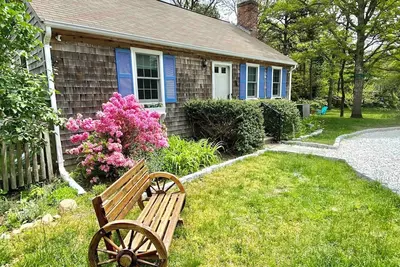 Image de Charming home near Cape Cod Rail Trail offers comfort, convenience, and classic New England appeal.