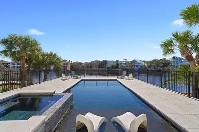 Image de Water's Edge - Luxury Lakefront Beach House with Private Pool & Community Amenities