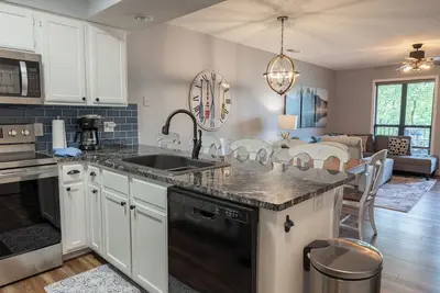Image de Modern Walk-In Lakefront Condo, Sleeps 8. Ticket Deals and close to Silver Dollar City!