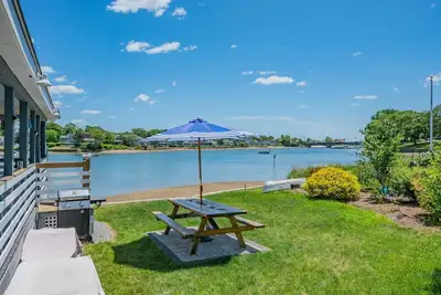 Image de Waterfront house located right on Beach Cove